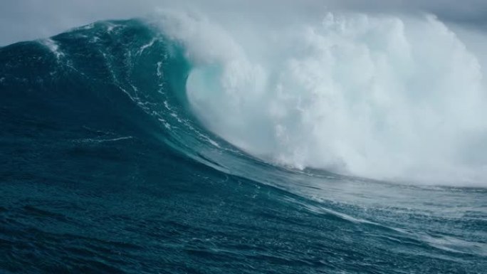 沉重的蓝色海浪日出美景海洋日出海浪风光