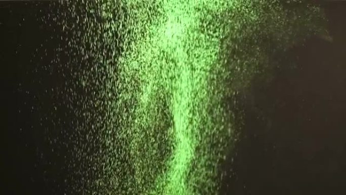 落在空中的绿色微光颗粒。慢动作
