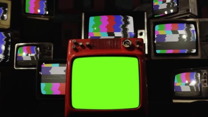一堆带有彩条和静电噪声的旧电视，以及带有绿色屏幕的复古红色电视。