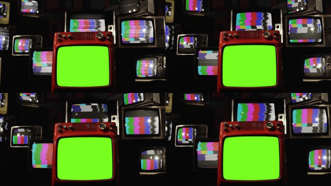 一堆带有彩条和静电噪声的旧电视，以及带有绿色屏幕的复古红色电视。