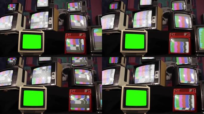 老式电视打开静态噪声和测试模式信号，以及一台带绿色屏幕的复古电视。放大。