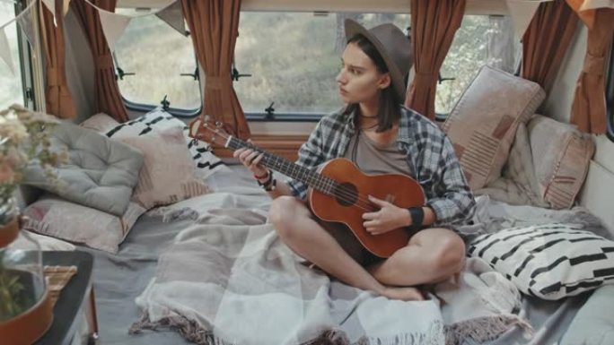 露营车里播放音乐的女人的Slowmo