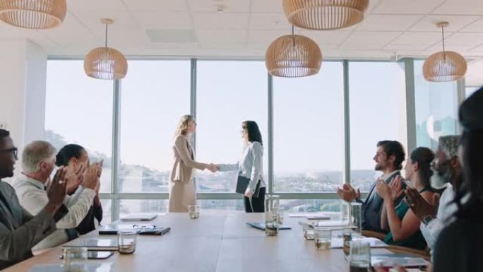 商界女性在董事会会议上握手成功的公司伙伴关系交易与握手同事鼓掌欢迎办公室4k合作的机会