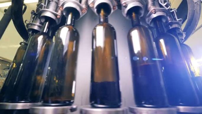 酿酒工厂的葡萄酒装瓶生产线