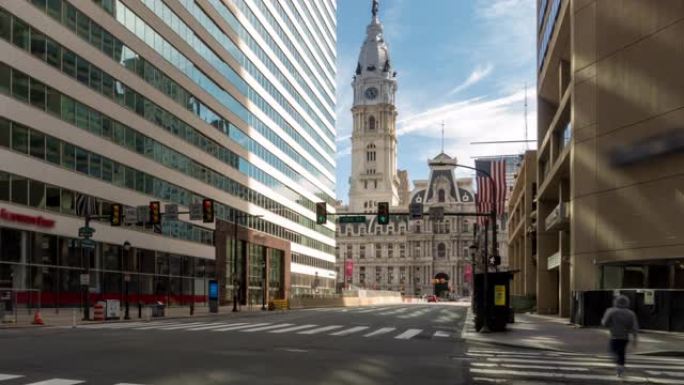 延时: 费城市政厅沿本杰明·富兰克林·Pkwy与美国宾夕法尼亚州市中心的城市中心天际线摩天大楼