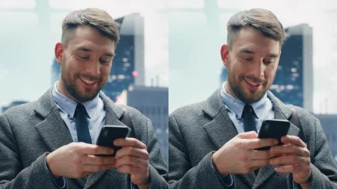 垂直屏幕: 商人乘坐玻璃电梯到现代商务中心的办公室。英俊的快乐男人在使用智能手机时微笑，写短信，查看