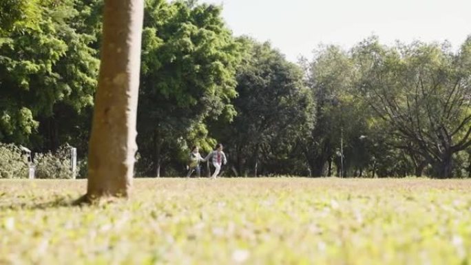 年轻的亚洲家庭在城市公园放松和娱乐