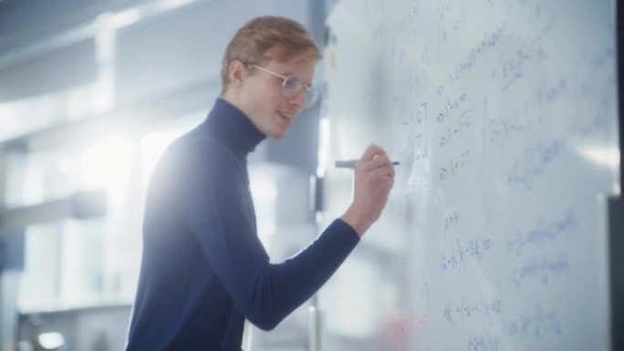 教育，学习，数学概念: 年轻的男性专家在明亮的现代实验室中编写公式并解决白板后面的问题