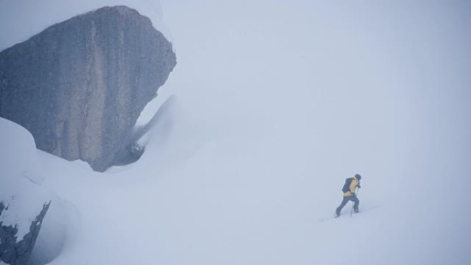 滑雪登山外国人爬雪山登山运动冬季景色
