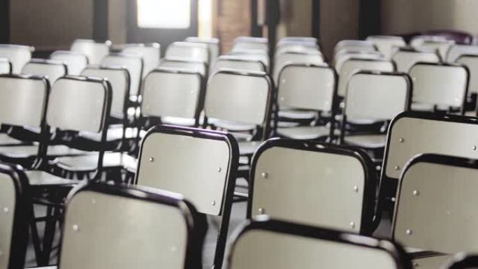 由于COVID大流行，阿根廷在学校停课期间空着课桌。缩小。4k分辨率。