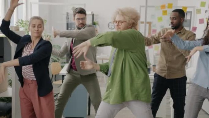 疯狂的年轻员工在办公室跳舞