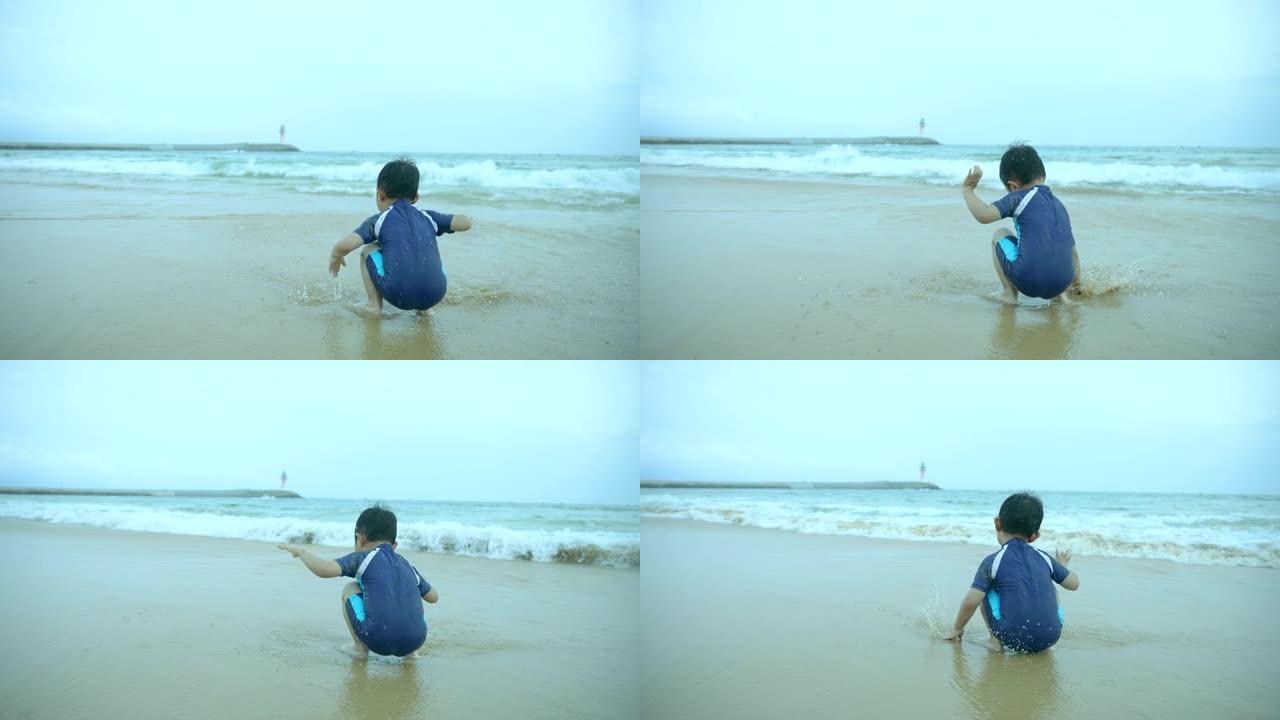 快乐男孩在海边玩耍