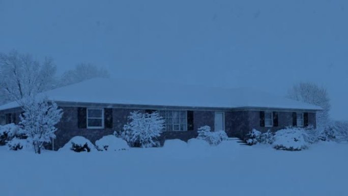 一天晚些时候下雪的房子