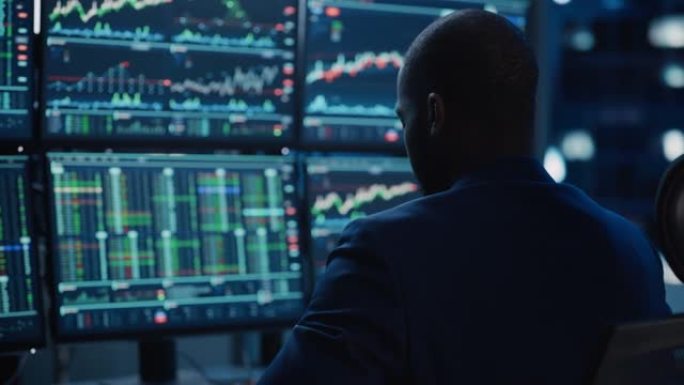 特写金融分析师在计算机上工作的肖像，带有实时股票、商品和交易所市场图表的多显示器工作站。在投资机构工