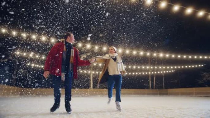 浪漫的冬天下雪的夜晚: 滑冰夫妇在溜冰场上玩得开心，旋转和跳舞。户外双人滑冰。年轻人的肖像，恋爱中的