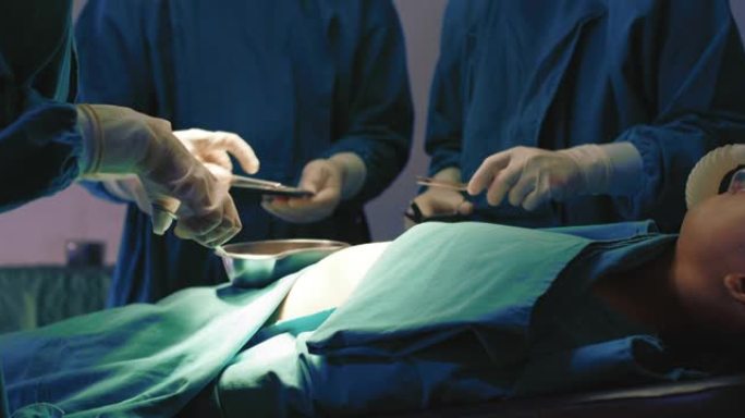 外科手术医疗小组做手术动手术急救