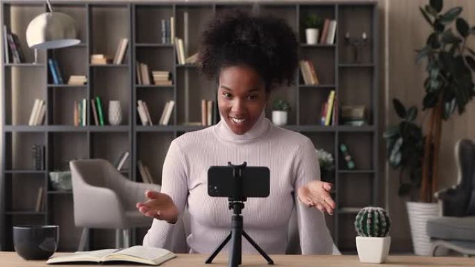 快乐的年轻非洲女性vlogger在智能手机上记录新的vlog