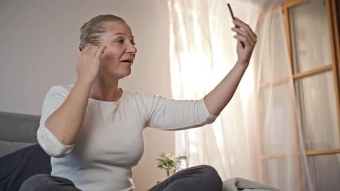 女人有一个视频电话来展示她染过的头发
