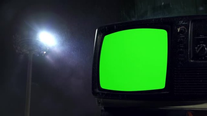 晚上雨中的旧电视绿屏。特写。4k分辨率。