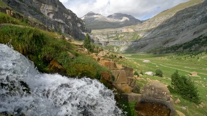 从西班牙阿拉贡韦斯卡的奥德萨和蒙特佩尔迪多国家公园的山河和瀑布流出的淡水。冰川谷。UHD