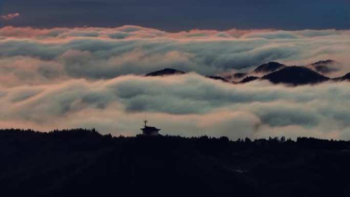 云雾笼罩的高山丘陵的鸟瞰图