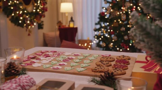 圣诞前夕节日美好温暖的时光在家准备饼干礼物。