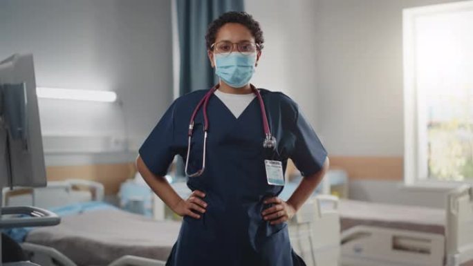 医院病房: 肖像的职业黑人女护士长，医生，戴着口罩的外科医生看着相机。拥有先进设备和专业人员的现代化