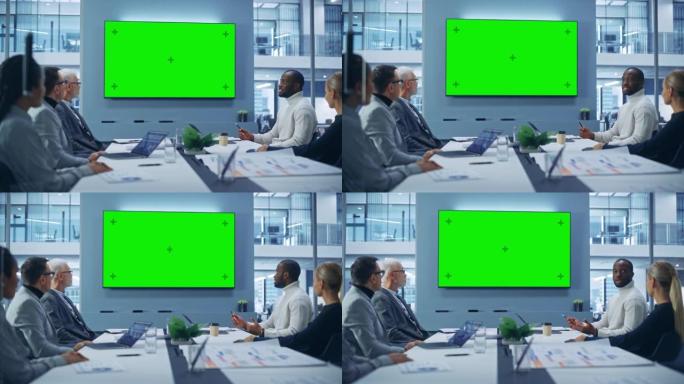 办公室会议室会议使用绿屏色键电视: 高层管理人员，高管的多种族群体交谈。商人致力于电子商务战略。中宽
