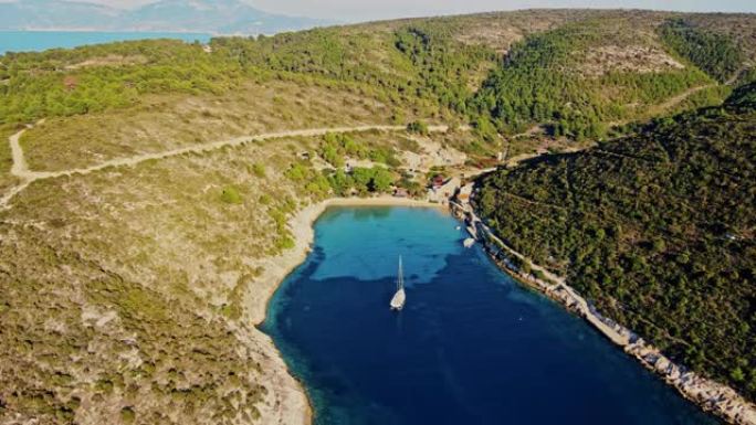 空中帆船停泊在亚得里亚海某个岛屿的海湾中