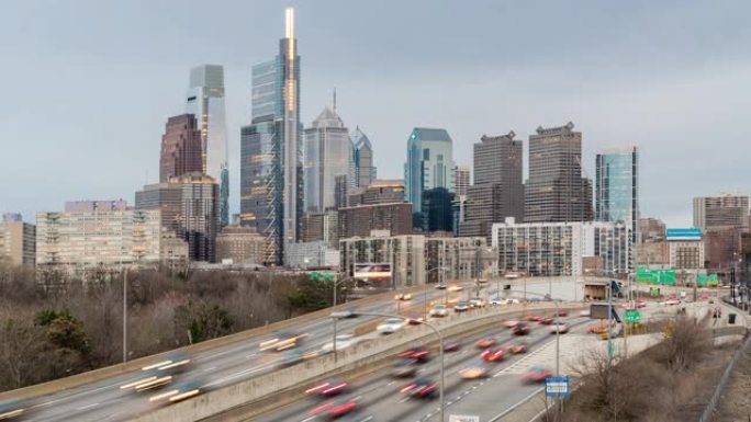 昼夜延时: 美国宾夕法尼亚州的费城高速公路和天际线摩天大楼的城市景观