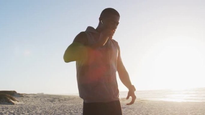 非裔美国人检查智能手表，在海边户外锻炼