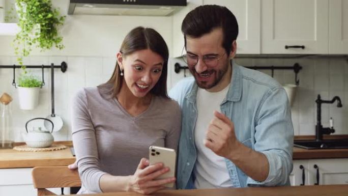 夫妇庆祝智能手机短信收到的意外好消息