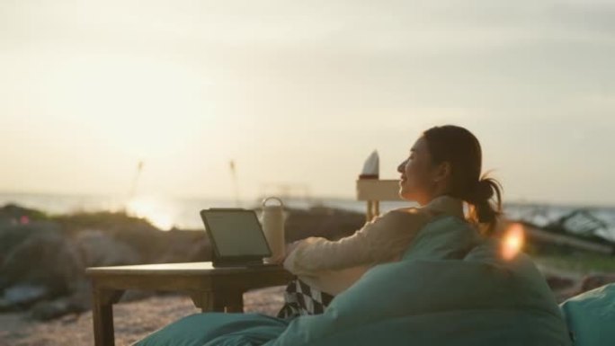 在社交媒体上分享夏日。