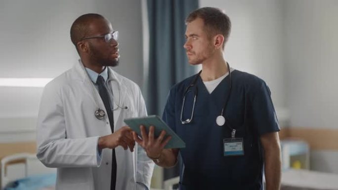 医院病房: 黑人医生与专业的高加索护士长或外科医生交谈，他们使用数字平板电脑。多元化的医疗保健专家团