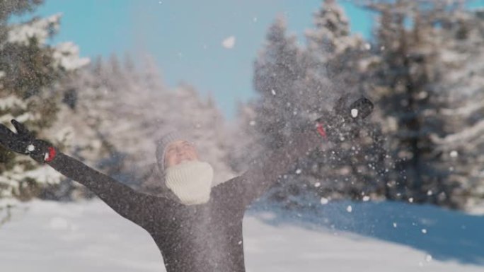 特写: 年轻女子在白雪皑皑的乡村玩雪玩得很开心。