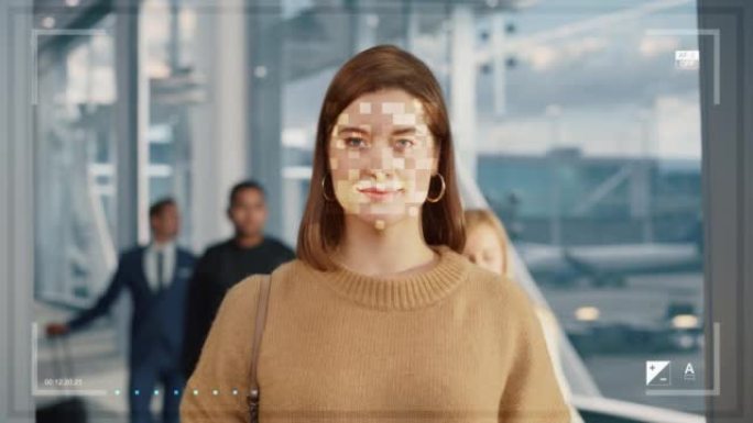 在国际机场，通过带有身份识别扫描仪的自动护照边境管制，有吸引力的女性收益。显示生物识别面部识别扫描过