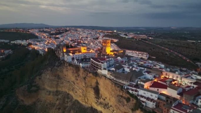 山上美丽的白色小镇 -- 阿尔科斯·德拉弗龙特拉 -- 日落之后，城市灯光。西班牙安达卢西亚Arco