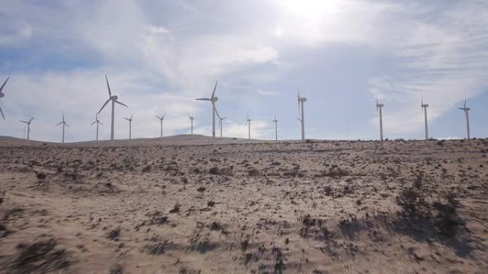空中: 沙漠中的风力涡轮机