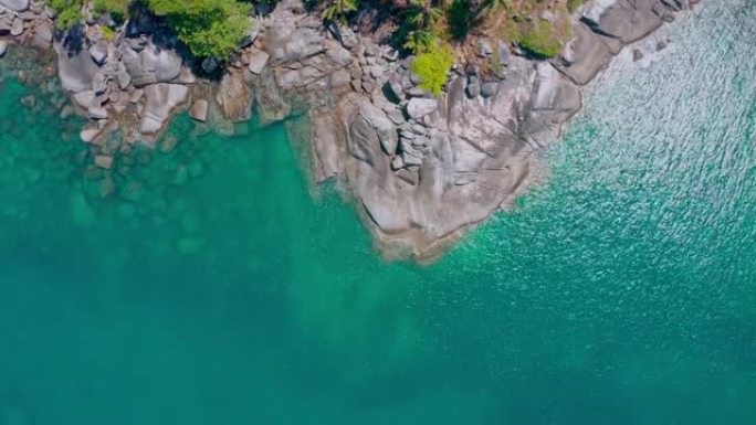 热带海滩的俯视图和海浪和梦幻般的岩石海岸的鸟瞰图。俯视图海浪。自然景观电影拍摄概念。