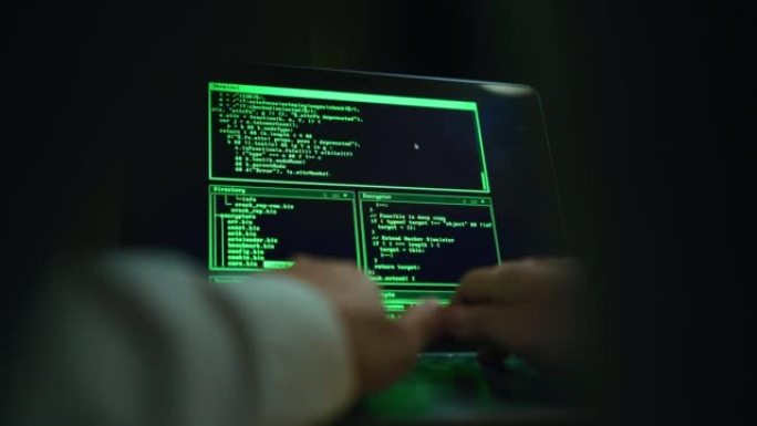 晚上在笔记本电脑键盘上打字的程序员/黑客