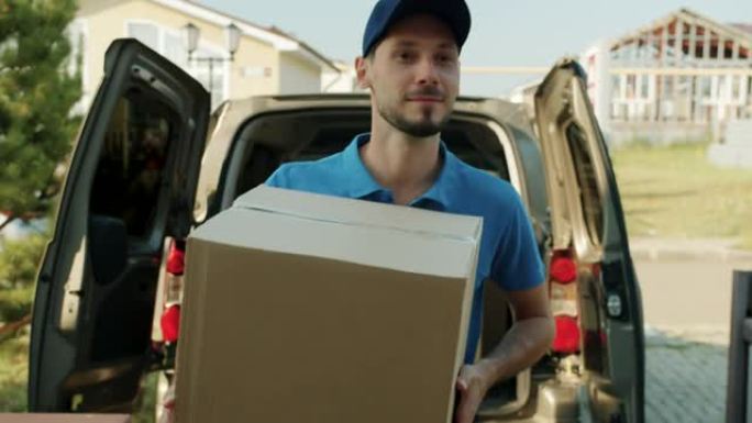 送货员从货车上拿走纸箱并将其运送到顾客家的肖像