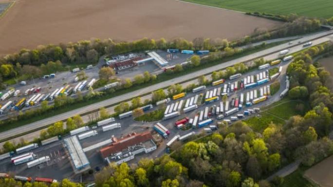 半卡车停在德国北莱茵威斯特法伦州公路和农田之间的卡车停靠站的空中拍摄