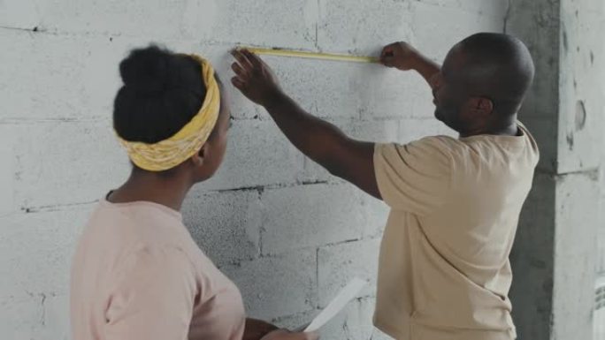 非裔美国人测量墙壁和改建公寓