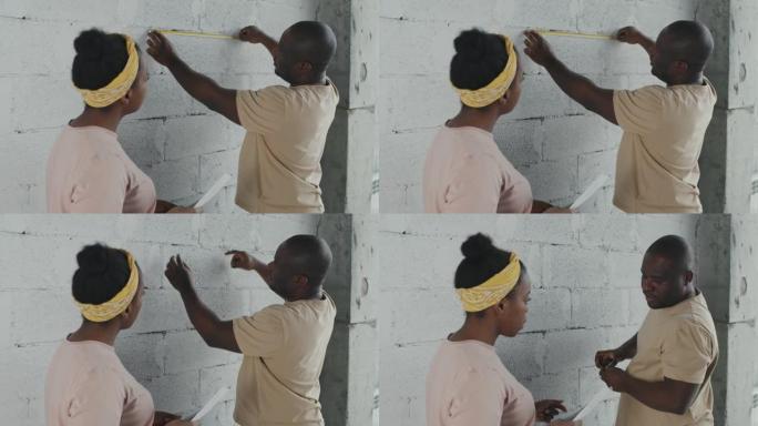非裔美国人测量墙壁和改建公寓