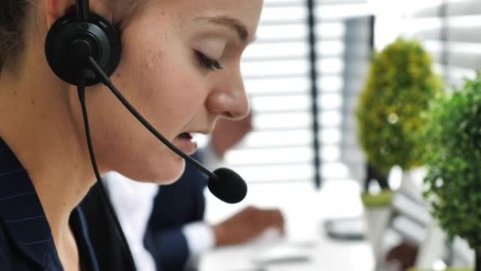 呼叫中心员工女性在办公室为客户提供专业支持