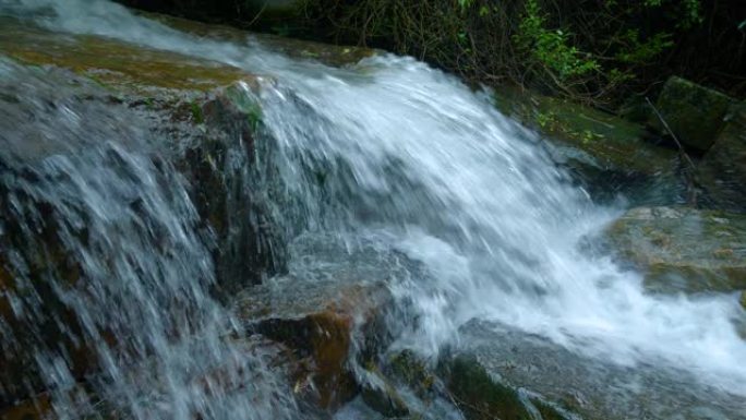 溪流落在岩石上森林海氧吧瀑布溪流水