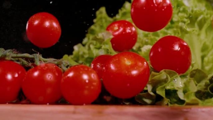 慢动作，特写: 成熟的红色西红柿以慢动作落在绿色生菜上