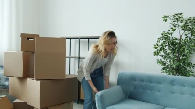 搬迁期间，女孩和男孩移动家具的慢动作将新沙发搬到家里