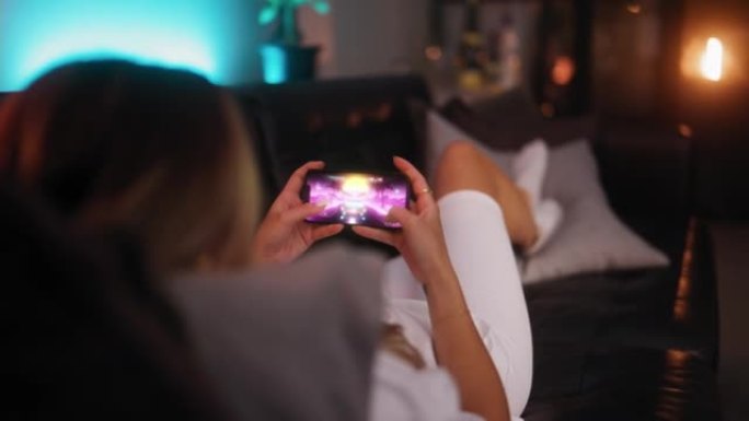 女人在智能手机上玩电子游戏
