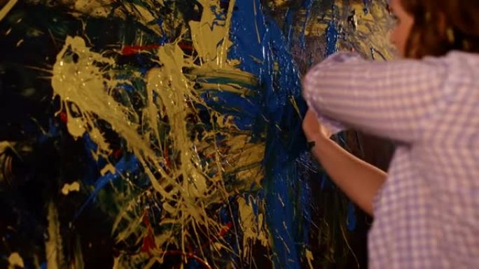 时间扭曲SLO MO才华横溢的女艺术家用手在画布上画画